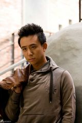 组图：刘亭作最新街拍 古铜肤色帅气潇洒