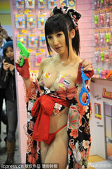 组图：澳门成人展香艳四射 AV郭采洁遭胯下窥阴