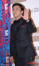 组图：演员柳承龙西装绅士胡茬彰显男人范儿