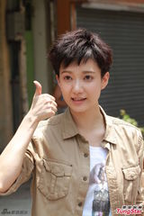 组图：王君馨拍枪战戏 保护男主黄子华