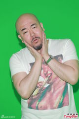 组图：吴君如加拍《金鸡》重口戏 怀抱大香蕉