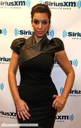 组图：卡黛珊三姐妹做客电台录制圣诞特别节目