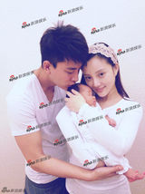 独家高清：贾乃亮李小璐爱女满月 全家福首曝光