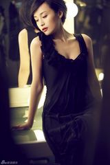 组图：傅淼曝复古写真温文尔雅大方自信