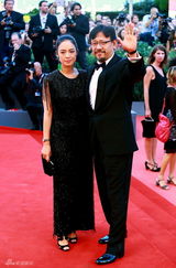 组图：威尼斯电影节开幕红毯 姜文携妻亮相