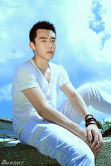 组图：郑恺户外春装写真展白衣诱惑