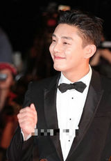 组图：釜山电影节开幕 刘亚仁面带微笑亮相