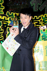 组图：林峰获TVB台庆人气奖 与粉丝同乐 