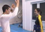 组图：黄圣依参加跳水节目 杨子全程陪同成助教