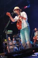 组图：杰森玛耶兹香港开唱 演唱会座无虚席