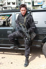 组图：马德钟为《飞虎》拍宣传片 罗仲谦险受伤