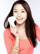 组图：刘延锡SISTAR宝拉代言秀清新嫩白肌肤