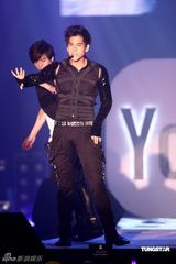 幻灯组图：萧敬腾着铆钉皮衣献唱 卢广仲瑶瑶泯恩仇