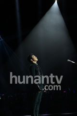 高清图：俞灏明湖南跨年夜复出献唱 表情坚毅