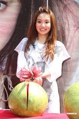 组图：陈芳语首辑庆功签唱 自曝狂爱贺军翔