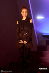 幻灯图：容祖儿露肩礼服帅气 阿Sa(蔡卓妍)颁奖礼上露笑容