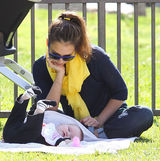 高清图：杰西卡-阿尔芭享受亲子时光小女儿可爱