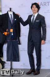 组图：玄彬出席签名会 黑西装尽显绅士风度