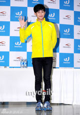 组图：韩国艺人金秀炫出席体育品牌签售活动
