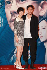 组图：杨采妮《圣诞玫瑰》首映 郭富城耍宝