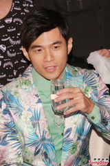 组图：周杰伦带病宣传巡演 花西服帅气抢镜