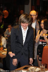 组图：王大治露少白头烟不离手与众美女合影