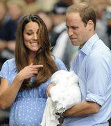 组图：凯特王妃威廉王子抱皇家新生儿亮相