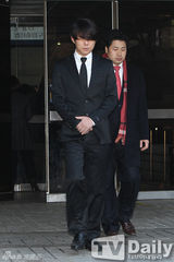 组图：卓在勋等现身涉赌案二审 李秀根眼含泪