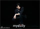 组图：Rain复出舞台彩排 耍帅卖萌魅力不减