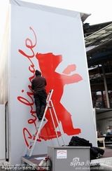 高清组图：柏林电影宫外忙碌不停 工作人员紧张布置