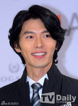 组图：玄彬出席签名会 黑西装尽显绅士风度