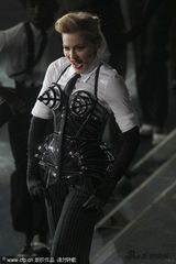 组图：麦当娜与鸟叔同台演绎骑马舞 倒挂肉弹呼之欲出