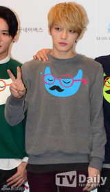 组图：韩团JYJ出席粉丝会 穿可爱卫衣卖萌