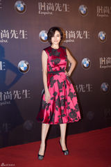 组图：关之琳红裙亮相气质优雅 获经典人物奖