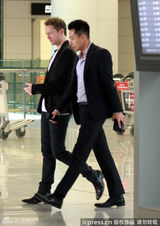 汪小菲西装笔挺疑开发新市场 努力赚钱养家(图)