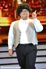 组图：海派春晚录制 黄晓明为“修鞋老爷爷”穿鞋