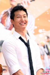 组图：长泽雅美遭熊抱 蓝正龙单手托女神耍帅