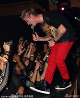 组图:昔日童星亚伦-卡特卖唱 负债累累亮嗓赚钱