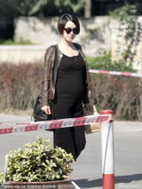 组图：马伊琍挺大肚独自上街 孕相明显证怀二胎