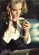 组图：罗茜-汉丁顿-惠特莉穿性感泳装登杂志封面