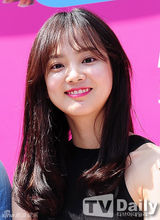 组图：尹胜雅参加反对动物实验签名活动吻爱犬