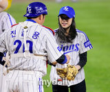 组图：韩组合Sistar孝琳与滑冰公主金妍儿任开球手