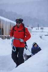 组图：《爸爸》雪乡抢先看 萌娃玩雪脸蛋红扑扑