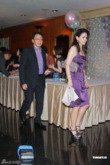 高清图：李嘉欣为儿子JAYDEN开百日宴