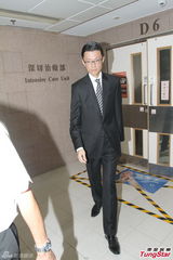 组图：张卫健再入院探母面色憔悴 5时结束疗程