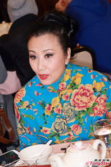 组图：汪明荃个唱飘逸红裙风情动人