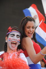 高清图：巴拉圭乳神女球迷亮相 激情高呼助威球队