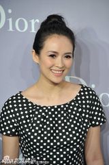 组图：章子怡简洁装扮亮相唇红齿白微笑甜美