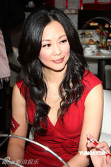 幻灯图：王馨平婚后首度亮相台湾 红裙代言韵味十足