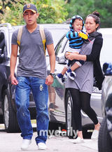 组图：韩星郑泰宇入伍参军 妻儿相送场面温馨